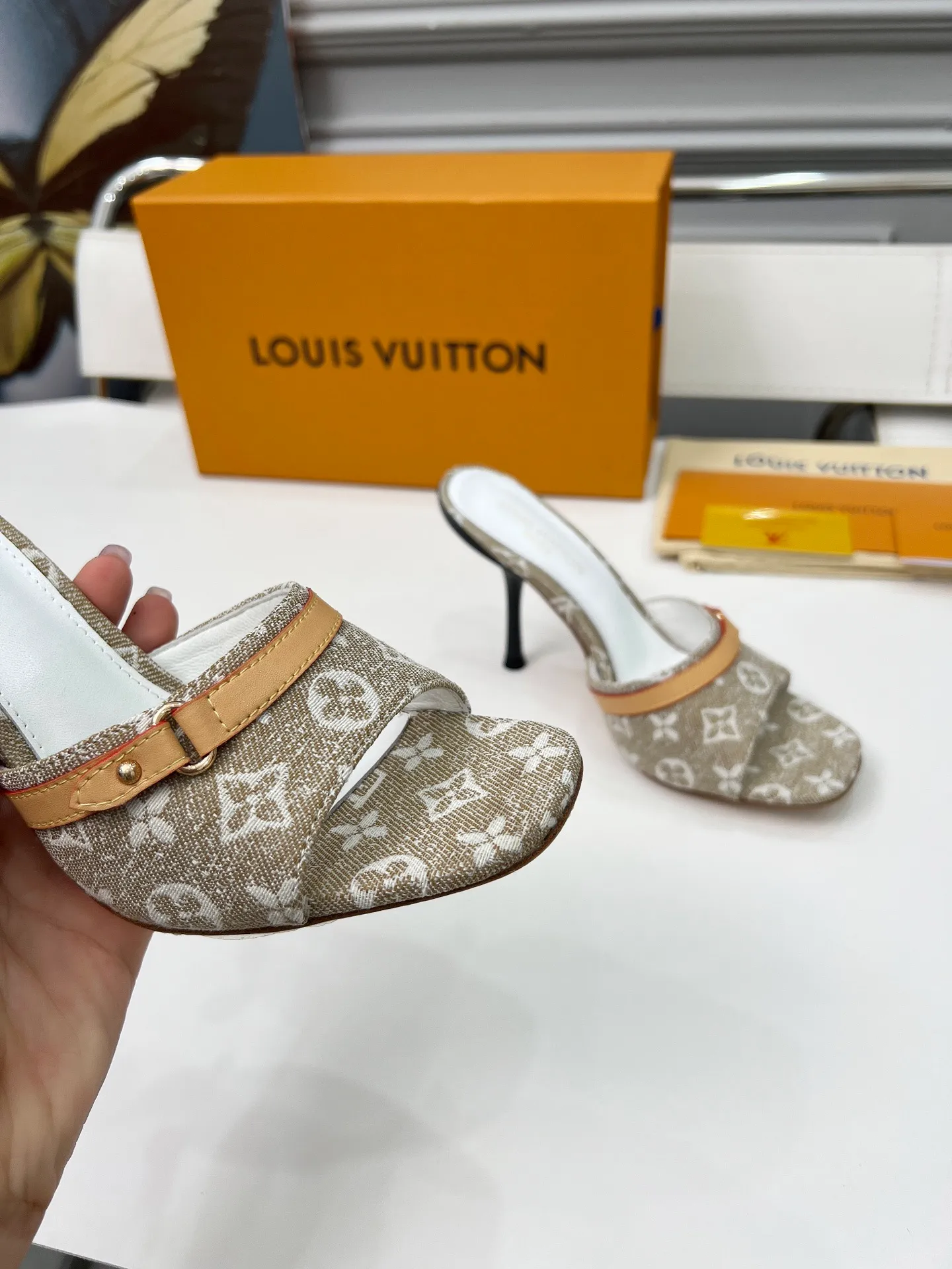 👟👟Ex-factory price 440👟👟 LV new denim kitten heel slippers 2025 summer must-have for goddesses, original replica, super comfortable on the feet. Show off the queen's temperament, the heel height is 9.5CM, which shows your temperament without being tiring. Leather outsole. Standard code: 35-42 (41 and 42 codes are customized, non-returnable and non-exchangeable)